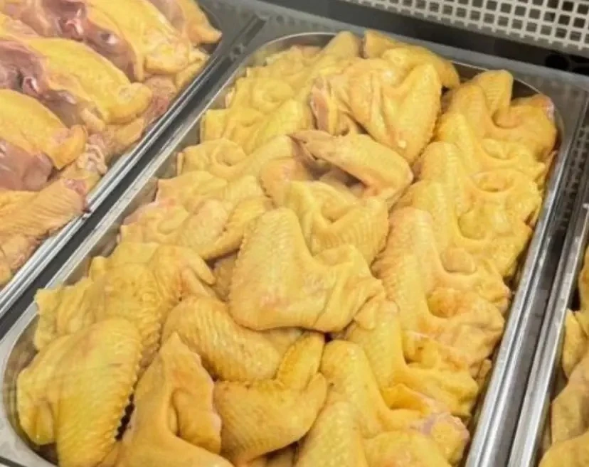 Домашняя курица на витрине